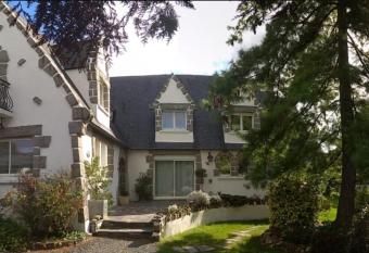 Bed & Breakfast Crosne Plazza & Spa allows 18 year olds to book a room