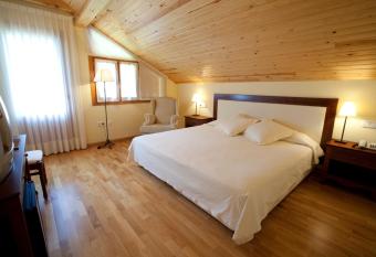 Hotel Estanys Blaus has rooms with a private hot tub