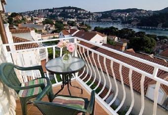 Apartment in port with sea view has Balcony rooms