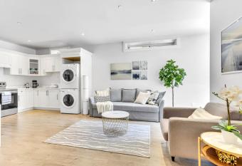 Vancouver West Cozy Retreat by Host Launch has rooms with a private hot tub