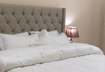 Al Rawda Apartments -Ajman has rooms with a private hot tub