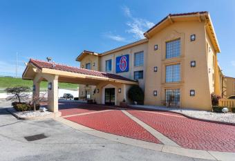 Motel 6 Knoxville has Smoking rooms