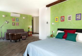 Relais Al Porto allows 18 year olds to book a room