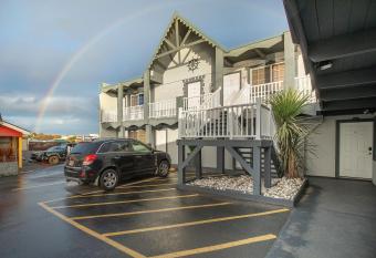 Wanderlust Inn has Balcony rooms