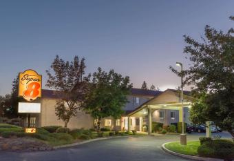 Super 8 by Wyndham Bend has rooms with a private hot tub