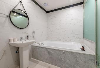 Air Sky Hotel has rooms with a private hot tub