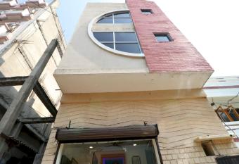 OYO 22090 Hotel Mall Residency allows 18 year olds to book a room