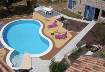 Les Pierres D Antan allows 18 year olds to book a room