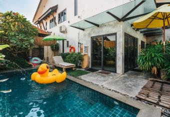 Samaya Luxury Villa - Melaka has rooms with a private hot tub