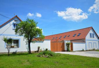 Ubytov  n   za kapli  kou allows 18 year olds to book a room