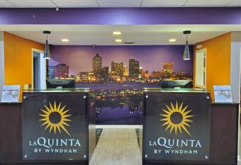 La Quinta Inn & Suites by Wyndham Memphis Airport Graceland allows 18 year olds to book a room