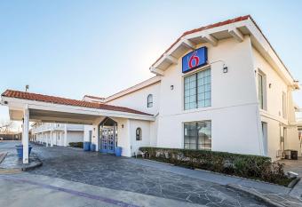 Motel 6 Grand Prairie Interstate 30 has Smoking rooms