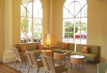 La Quinta Inn & Suites by Wyndham Sarasota Downtown allows 18 year olds to book a room