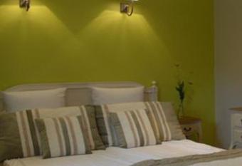 chambres  allows 18 year olds to book a room