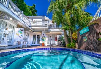 Seascape Tropical Inn has Balcony rooms