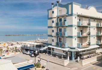 Hotel Strand allows 18 year olds to book a room