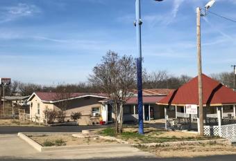 Budget Inn Madill has Smoking rooms