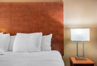 La Quinta Inn by Wyndham Decatur has rooms with a private hot tub