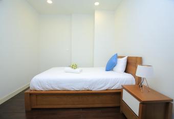 Shendo Apartment - Lancaster Hanoi has rooms with a private hot tub