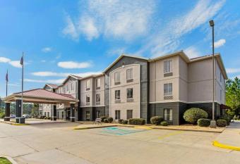 Baymont by Wyndham Moss Point allows 18 year olds to book a room