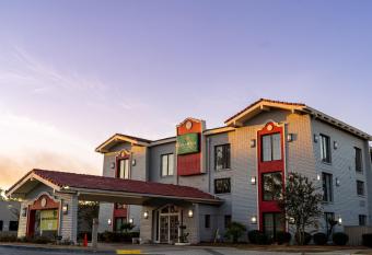 Casa Bella Inn & Suites Extended Stay allows 18 year olds to book a room