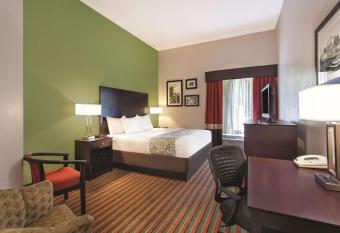 La Quinta Inn & Suites by Wyndham - Tampa South has rooms with a private hot tub
