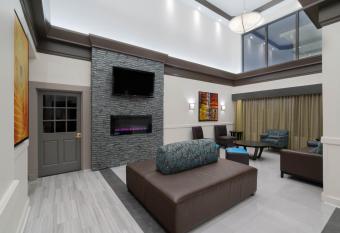 Wingate by Wyndham Memphis has rooms with a private hot tub