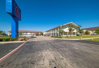 Motel 6hDallasg Tx h Farmers Branch has Smoking rooms