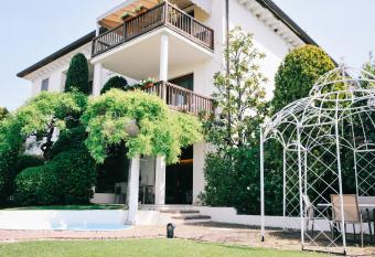 Palazzo della Scala Spa Hotel Suites & Apartments has rooms with a private hot tub