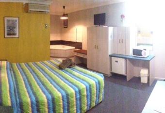 Ipswich City Motel has rooms with a private hot tub