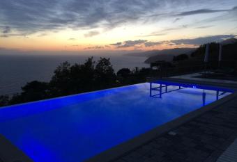 Hotel La Giada del Mesco allows 18 year olds to book a room