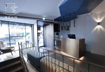 Slow Town Hotel-Glowing allows 18 year olds to book a room