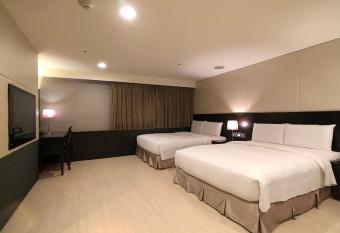 Shihzuwan Hotel     Kaohsiung Station has rooms with a private hot tub