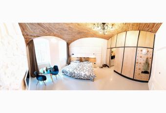 STUDIO K in centre with parking allows 18 year olds to book a room