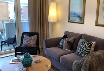 Hansen House Cardiff Apartment with Parking has Balcony rooms