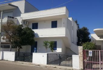 Appartamento centro vista mare 50 has Balcony rooms