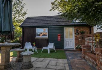 Lincoln Little House allows 18 year olds to book a room