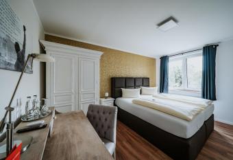 RobrookS Hotel Garni allows 18 year olds to book a room