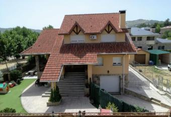 Alojamiento Samburiel allows 18 year olds to book a room