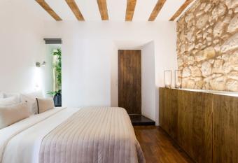 Living Bairro Alto II has rooms with a private hot tub