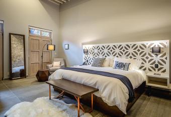 Hotel Casa Once has rooms with a private hot tub