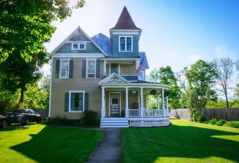 Burdett House Bed & Breakfast has Balcony rooms