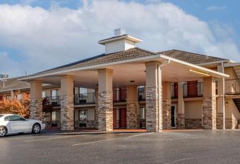 Quality Inn Russellville I-40 has Smoking rooms
