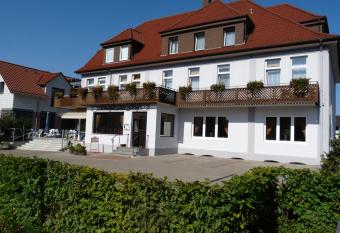 Westf  lischer Hof allows 18 year olds to book a room