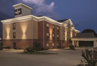 Country Inn and Suites by Radisson, Byram/Jackson allows 18 year olds to book a room