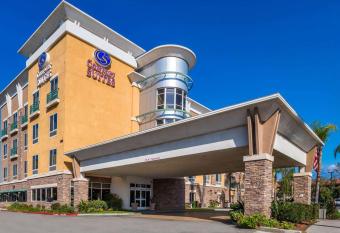 Comfort Suites Ontario Airport Convention Center allows 18 year olds to book a room