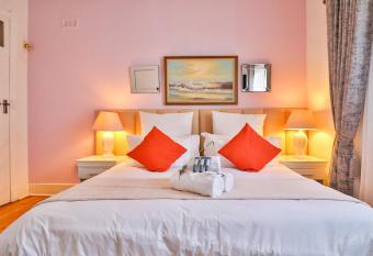 Sunbury Bed and Breakfast has rooms with a private hot tub