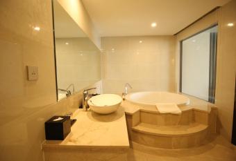 Central Luxury H    Long Hotel allows 18 year olds to book a room