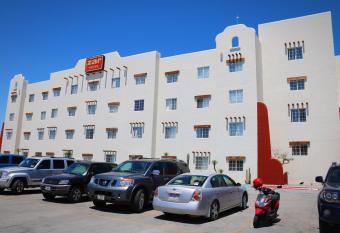 Hotel Zar La Paz allows 18 year olds to book a room