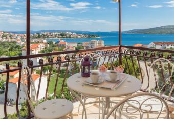 Apartments Lon  ar has Balcony rooms